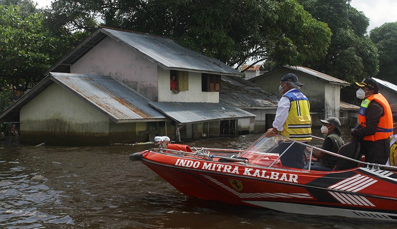 Naik Perahu, Menteri PUPR Basuki Hadimuljono Datangi Lokasi Banjir Sintang - Bagian 4