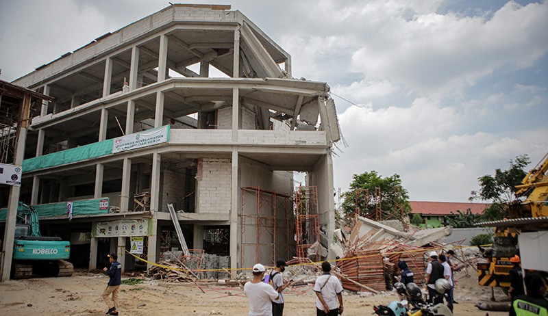 Suasana Bangunan SMAN 96 Jakarta Roboh, 4 Pekerja Terluka - Bagian 3