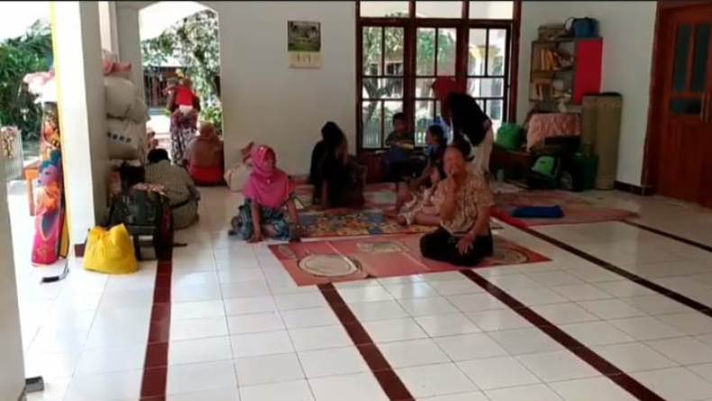 title Air Masih Menggenang, Korban Banjir di Cilacap Mengungsi di Masjid Air Masih Menggenang, Korban Banjir di Cilacap Mengungsi di Masjid