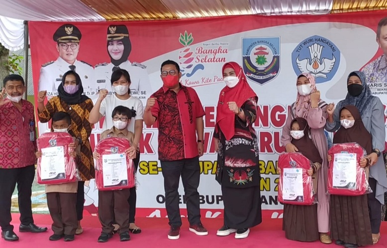 Bupati-Wakil Bupati Bangka Selatan Mulai Salurkan Seragam Sekolah Gratis bagi Siswa Baru