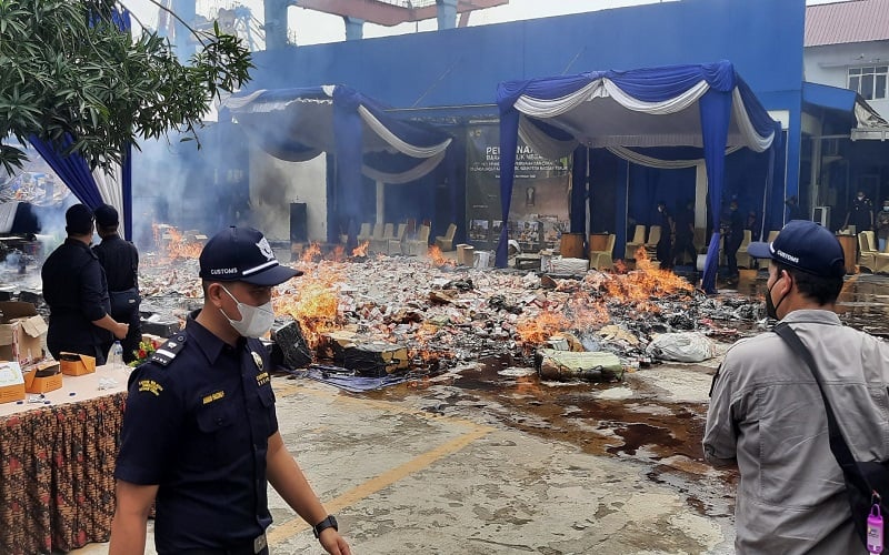 Insiden Kebakaran Warnai Pemusnahan Barang Ilegal di Bea Cukai Palembang