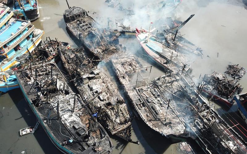  Polda Jateng Terjunkan Tim Labfor Selidiki Penyebab Kebakaran Belasan Kapal di Tegal