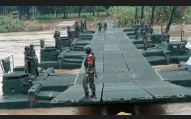 title Kerahkan Alutsista Canggih, Ribuan Prajurit TNI AD Latihan Tempur di Baturaja Sumsel Kerahkan Alutsista Canggih, Ribuan Prajurit TNI AD Latihan Tempur di Baturaja Sumsel