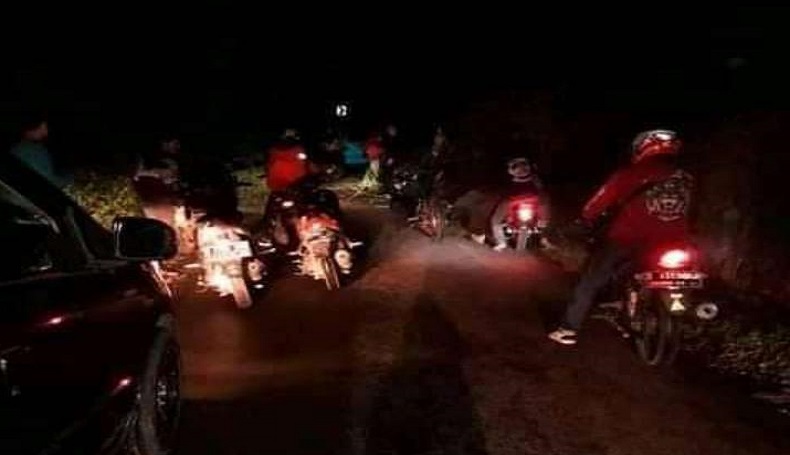 Melintas Jalan Pasirlangu-Cisarua KBB, Pemotor Nyaris Tewas Tertimbun Longsor