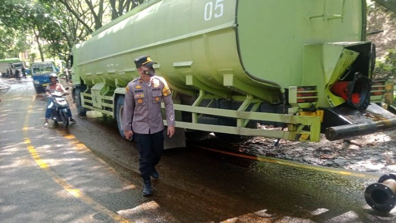 title Ribuan Liter Minyak Sawit Tumpah di Lintas Sulawesi, Kemacetan Tak Terhindarkan Ribuan Liter Minyak Sawit Tumpah di Lintas Sulawesi, Kemacetan Tak Terhindarkan