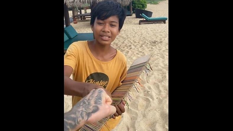 title Jelang WSBK Mandalika, Pembalap Ini Bagikan Kisah Menyentuh saat Bertemu Bocah Penjual Gelang di Lombok Jelang WSBK Mandalika, Pembalap Ini Bagikan Kisah Menyentuh saat Bertemu Bocah Penjual Gelang di Lombok