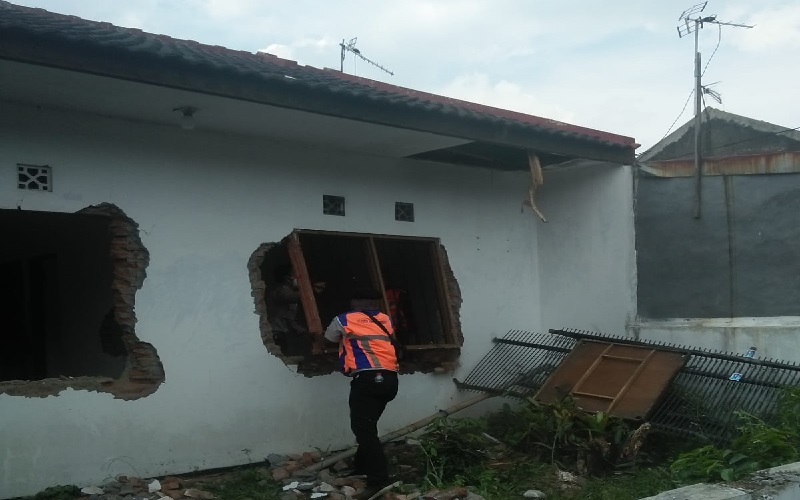 Berdiri di Atas Lahan PT KAI Daop 2 Bandung, Belasan Rumah Permanen Diratakan