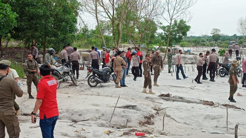 title Polisi Tertibkan Aktivitas Penambangan Ilegal di Bangka Tengah, 7 Unit Ponton Diamankan Polisi Tertibkan Aktivitas Penambangan Ilegal di Bangka Tengah, 7 Unit Ponton Diamankan