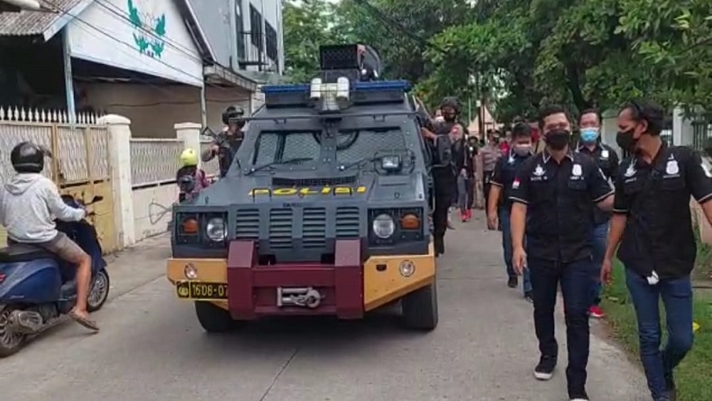 Polres Karawang Gelar Rekonstruksi Pembunuhan Pemilik Rumah Makan di GOR Panathayuda