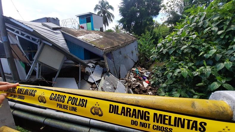 title Fondasi Tergerus Arus Sungai, 1 Ruko di Cibeureum Tasikmalaya Ambruk, Penghuni Mengungsi Fondasi Tergerus Arus Sungai, 1 Ruko di Cibeureum Tasikmalaya Ambruk, Penghuni Mengungsi