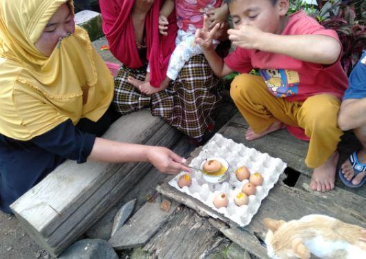 title Warga Penerima Bantuan Pangan Non-tunai di Jeneponto Dapat Telur Busuk Warga Penerima Bantuan Pangan Non-tunai di Jeneponto Dapat Telur Busuk