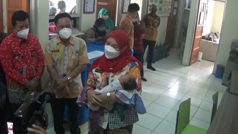 Sambil Menangis, Wali Kota Eva Beri Nama Bayi yang Ditemukan di Mimbar Masjid