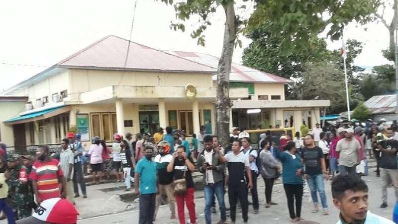 Warga Rusak dan Segel Kantor PN Dobo karena Menangkan TNI AL dalam Sengketa Lahan