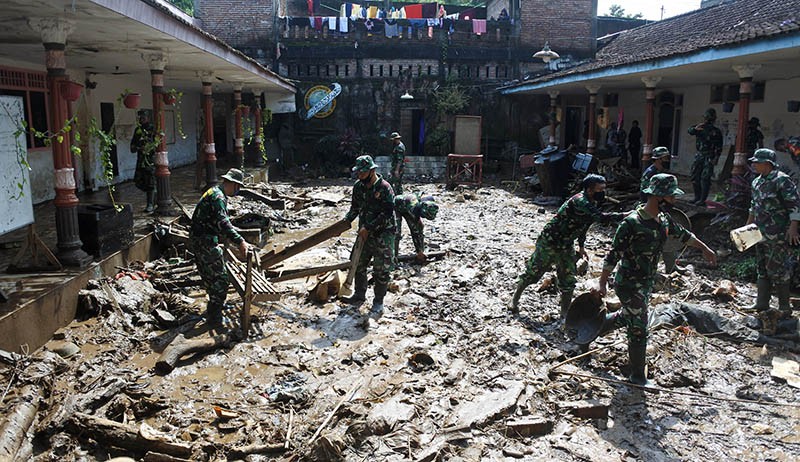 TNI Bantu Bersihkan Material Lumpur Pascabanjir Bandang Jember - Bagian 1