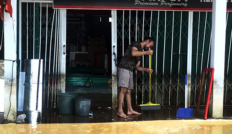 Banjir Sintang Berangsur Surut, Warga Mulai Beraktivitas dan Bersihkan Lumpur - Bagian 1