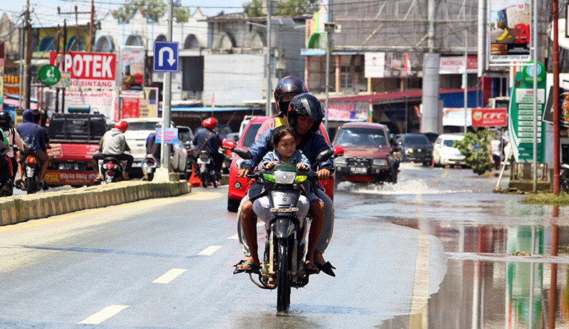 Banjir Sintang Berangsur Surut, Warga Mulai Beraktivitas dan Bersihkan Lumpur - Bagian 3