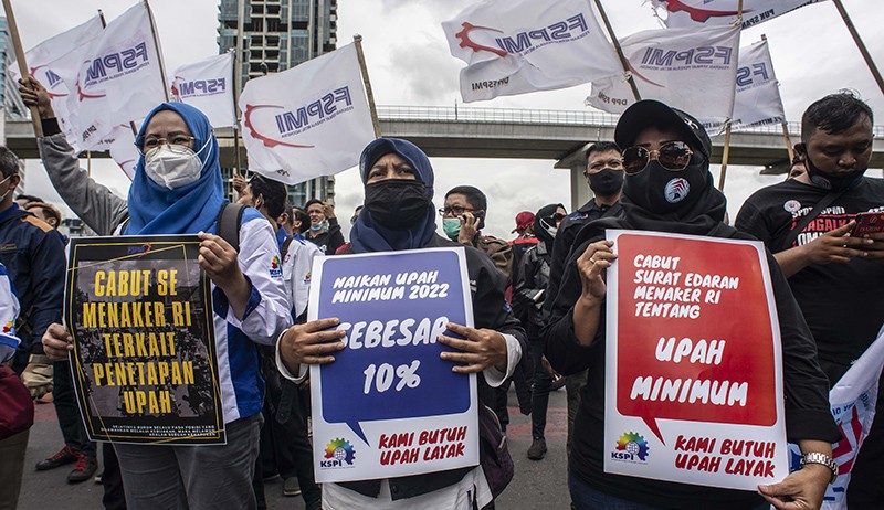 Ratusan Buruh Datangi Kantor Kemnaker, Tuntut Kenaikan Upah Minimum 10 Persen - Bagian 2