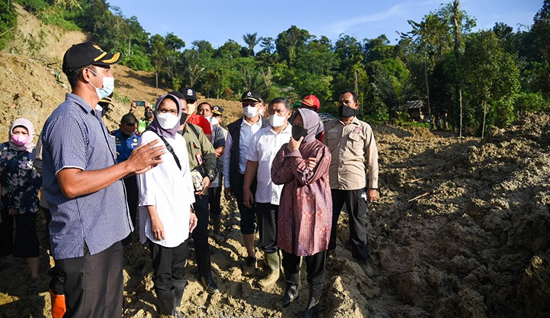 Mensos Tri Rismaharini Kunjungi Lokasi Tanah Longsor Sibolangit - Bagian 2