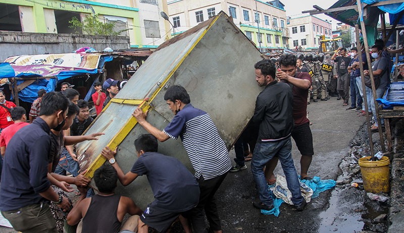 Satpol PP-Pedagang Lempar Batu saat Penertiban Lapak Pasar Agus Salim Pekanbaru - Bagian 2