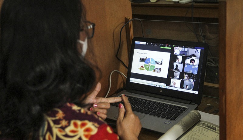 Pembelajaran Tatap Muka di Depok Dihentikan, Ruang Kelas Disemprot Disinfektan - Bagian 3