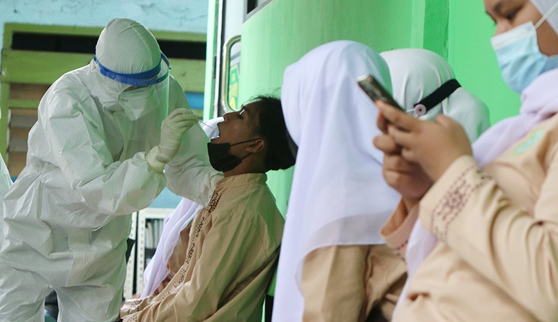 Syarat PTM 75 Persen, Ratusan Siswa-Guru Cilincing Jalani Swab PCR - Bagian 3