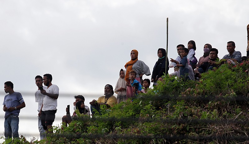 Antusiasme Warga NTB Menonton Balap Motor WSBK Mandalika dari Atas Bukit - Bagian 3