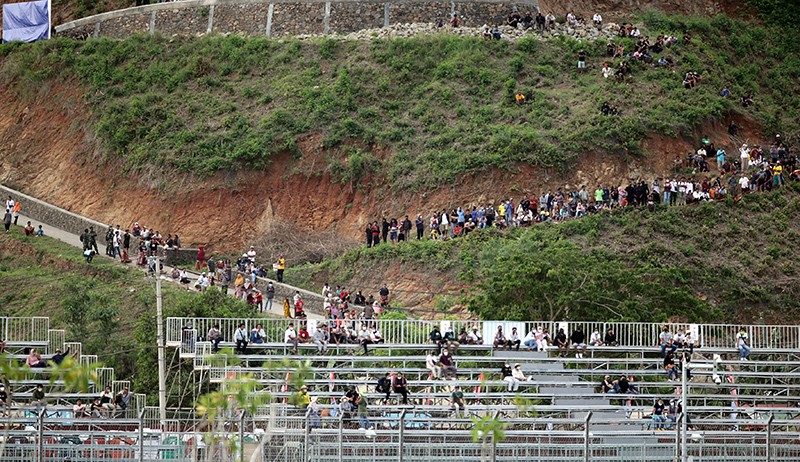 Antusiasme Warga NTB Menonton Balap Motor WSBK Mandalika dari Atas Bukit - Bagian 2