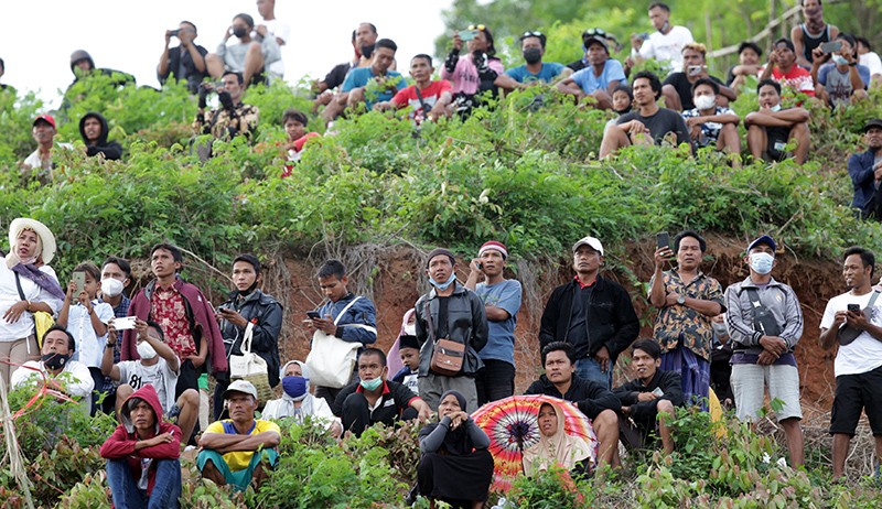 Antusiasme Warga NTB Menonton Balap Motor WSBK Mandalika dari Atas Bukit - Bagian 1