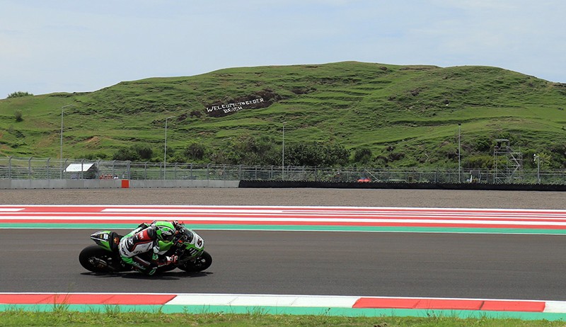 title Bukan Bule, Umbrella Girl di Ajang WSBK Mandalika Dipilih dari Warga Lokal Bukan Bule, Umbrella Girl di Ajang WSBK Mandalika Dipilih dari Warga Lokal