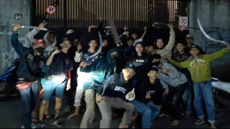 Viral, Foto Sekelompok Orang di Sukabumi Bawa Sajam, Ini Faktanya