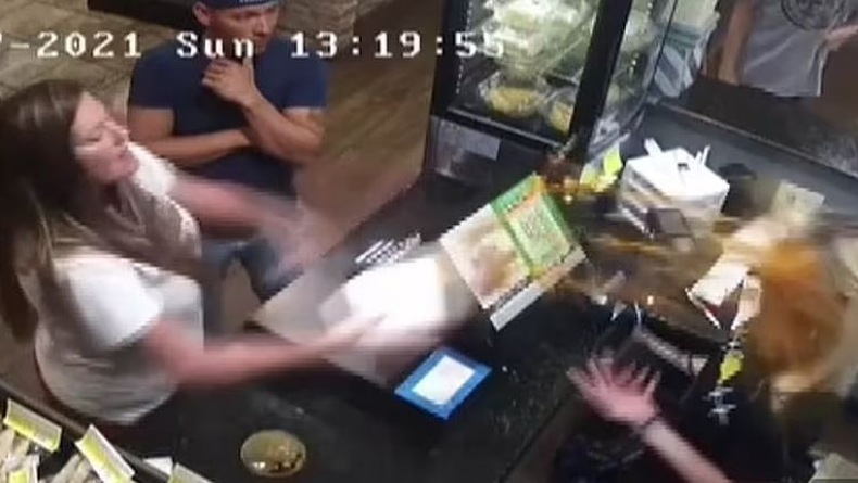 Viral Pelanggan Restoran Lempar Wajah Manajer dengan Kuah Panas, Dipicu Wadah Sup Meleleh