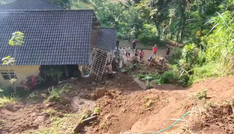 Tebing 10 Meter Longsor Timpa Rumah Janda di Blitar, Korban Selamat 