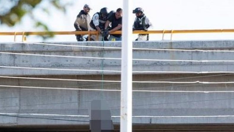  Mengerikan, 9 Mayat Digantung di Jembatan, 1 Ditemukan di Jalan Raya