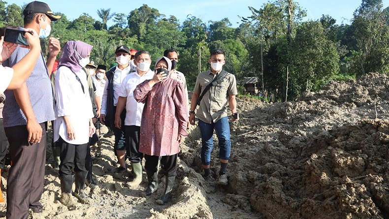 Sempat Hampir Pingsan, Mensos Risma Tetap Lanjutkan Tinjau Longsor di Deliserdang