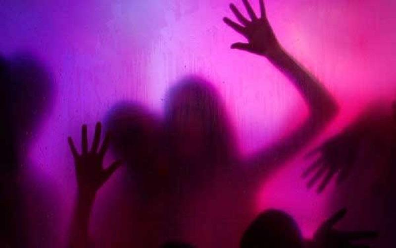 10 Perempuan Kepergok Pesta Seks Bersama 17 Pria, Polisi Temukan Kondom Bekas