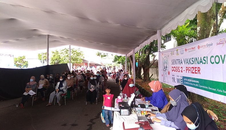 Vaksinasi Massal oleh Lotte Mart dan MNC Peduli, Warga Bandung Antusias 