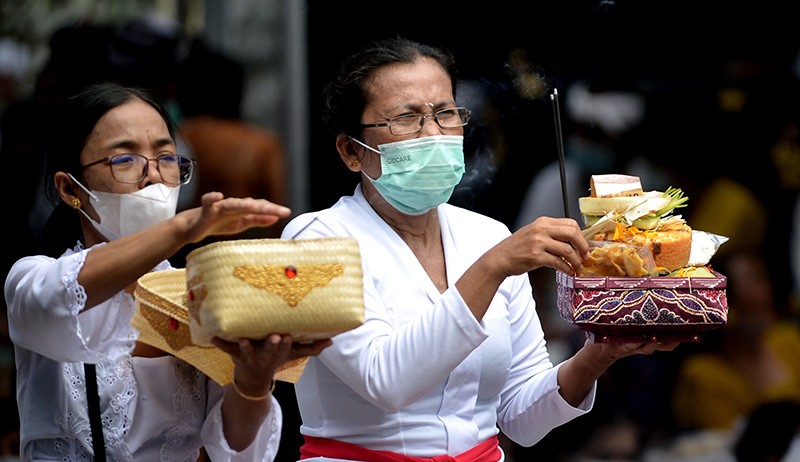 Suasana Umat Hindu Bali Sembahyang Hari Raya Kuningan - Bagian 1