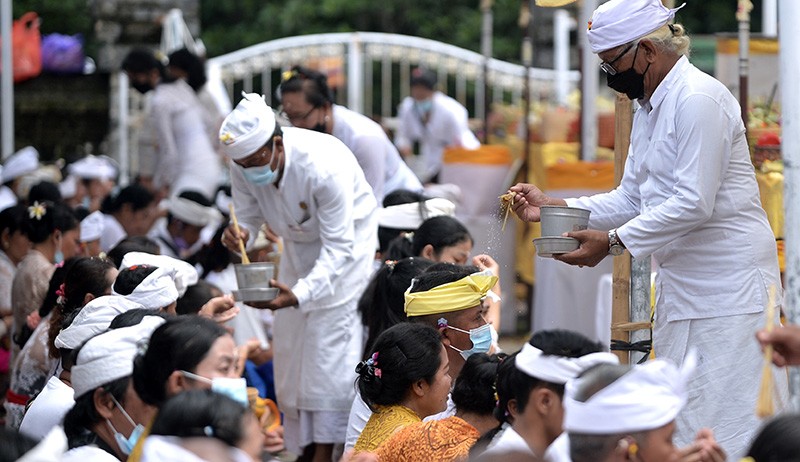 Suasana Umat Hindu Bali Sembahyang Hari Raya Kuningan - Bagian 2
