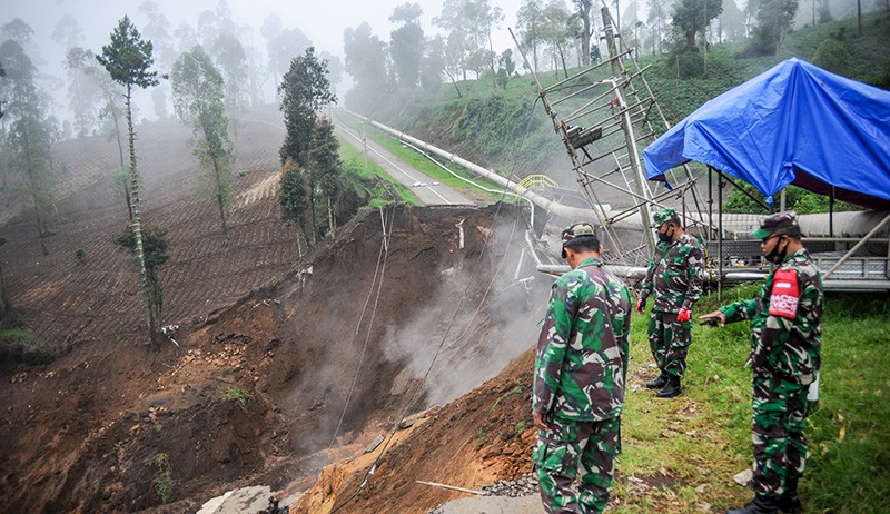 Foto dari Udara Jalur Utama Kawasan Wisata Darajat Pass Putus akibat Longsor  - Bagian 3