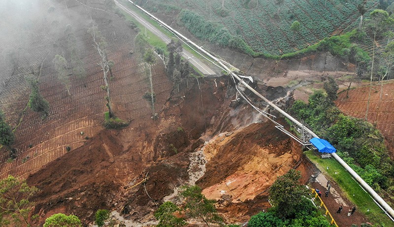 Foto dari Udara Jalur Utama Kawasan Wisata Darajat Pass Putus akibat Longsor  - Bagian 2