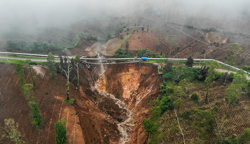 Foto dari Udara Jalur Utama Kawasan Wisata Darajat Pass Putus akibat Longsor  - Bagian 1