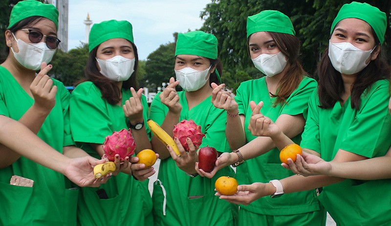 Nakes Makan Buah Bersama Peringati Hari Kesehatan Nasional 2021 - Bagian 1