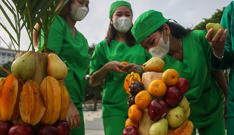Nakes Makan Buah Bersama Peringati Hari Kesehatan Nasional 2021 - Bagian 2