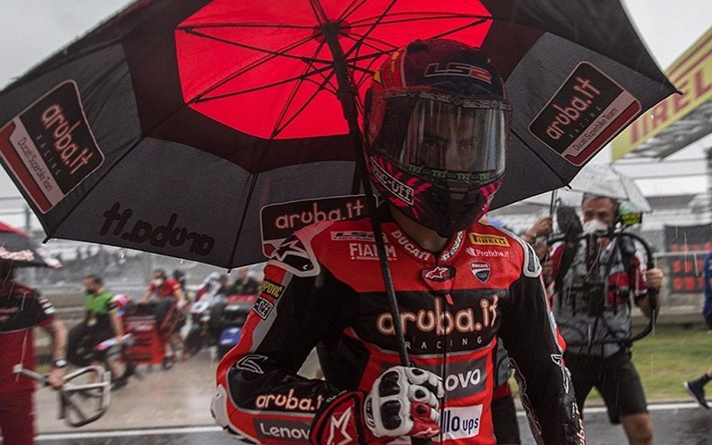 Foto-foto Kepanikan Pembalap dan Para Kru saat Hujan Deras Mengguyur Sirkuit Mandalika