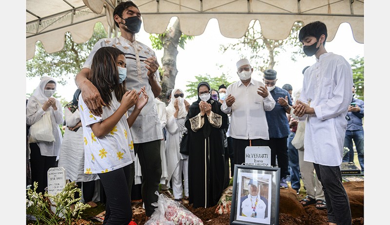 Suasana Pemakaman Legenda Bulu Tangkis Verawaty Fajrin - Bagian 3