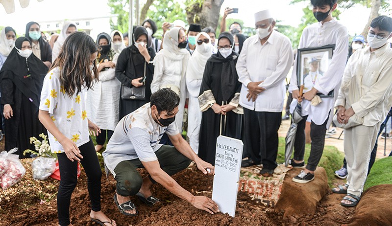 Suasana Pemakaman Legenda Bulu Tangkis Verawaty Fajrin - Bagian 2