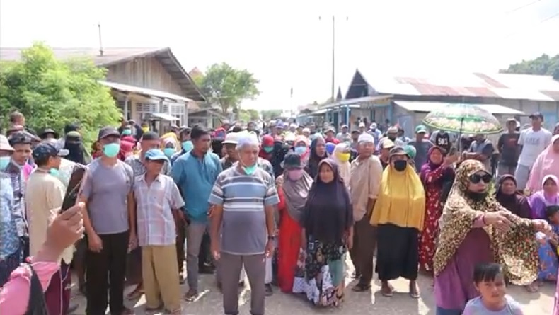 Ratusan Petani Rempah di Obi Halmahera Selatan Unjuk Rasa di Tambang Emas