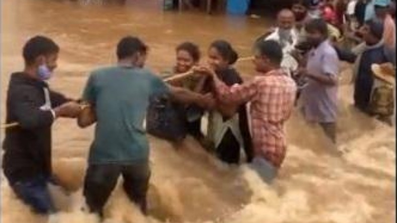 Banjir Bandang Terjang India, 3 Bus Terseret Air Bah