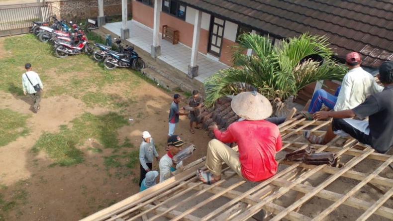 Tak Kunjung Diperbaiki Kemenag, Madrasah di Pesawaran Direhab dengan Swadaya Warga