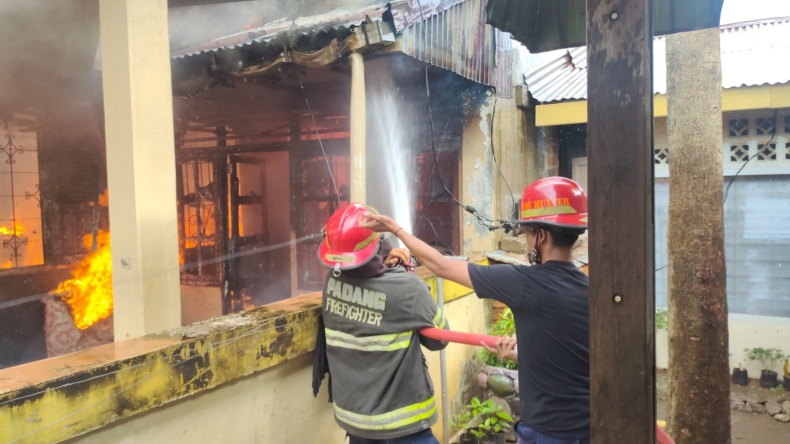 Rumah di Padang Ludes Terbakar, 12 Orang Mengungsi